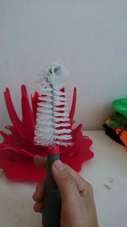 Escurridor biberones con cepillo.