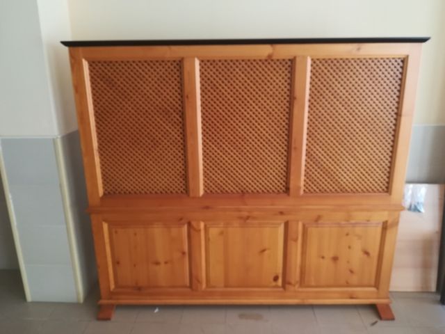 biombo  o separador de madera.