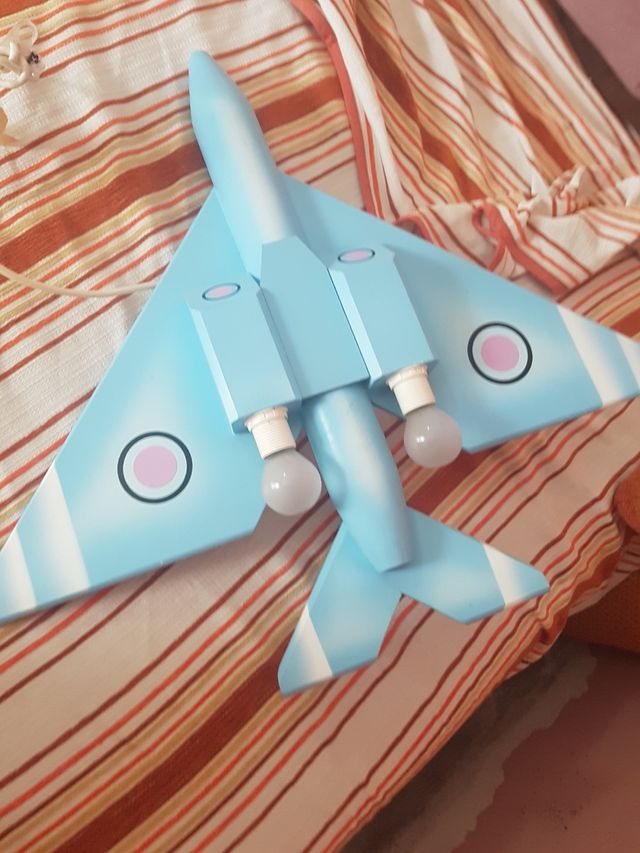 lámpara avión muy bonita