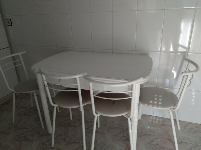 Mesa cocina de segunda mano por 40 € en León en WALLAPOP Mesa cocina de segunda mano por 40 € en León en WALLAPOP