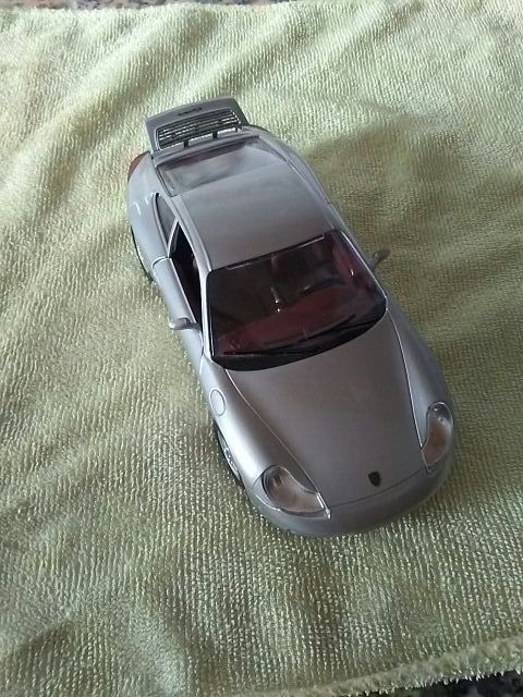 porche carrera 911. burago scala 1/24