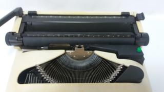 MÁQUINA DE ESCRIBIR OLIVETTI LETTERA 10