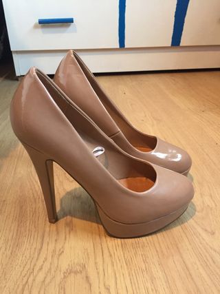 Tacones color carne (nude) 39 de segunda mano por 14 EUR en Taradell en  WALLAPOP