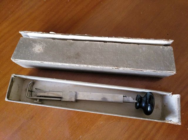 ANTIGUA MAQUINA APARATO PARA BORDAR O COSER A MANO