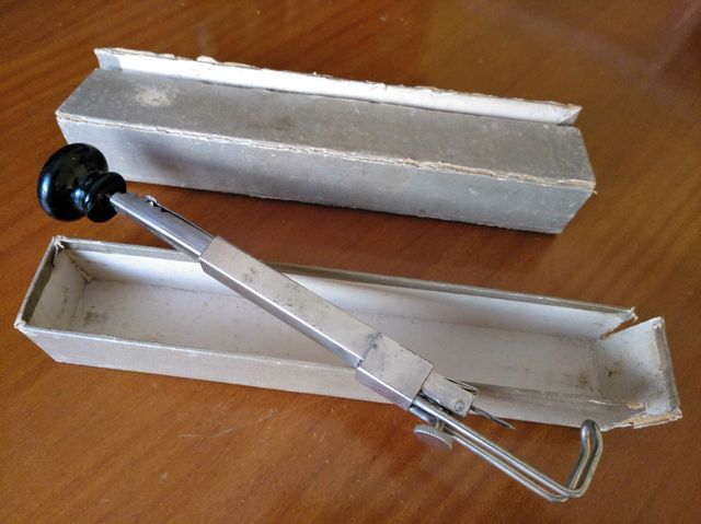 ANTIGUA MAQUINA APARATO PARA BORDAR O COSER A MANO