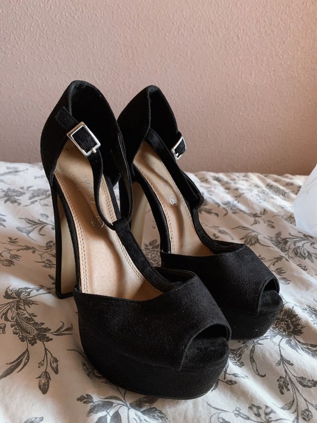Tacones negros