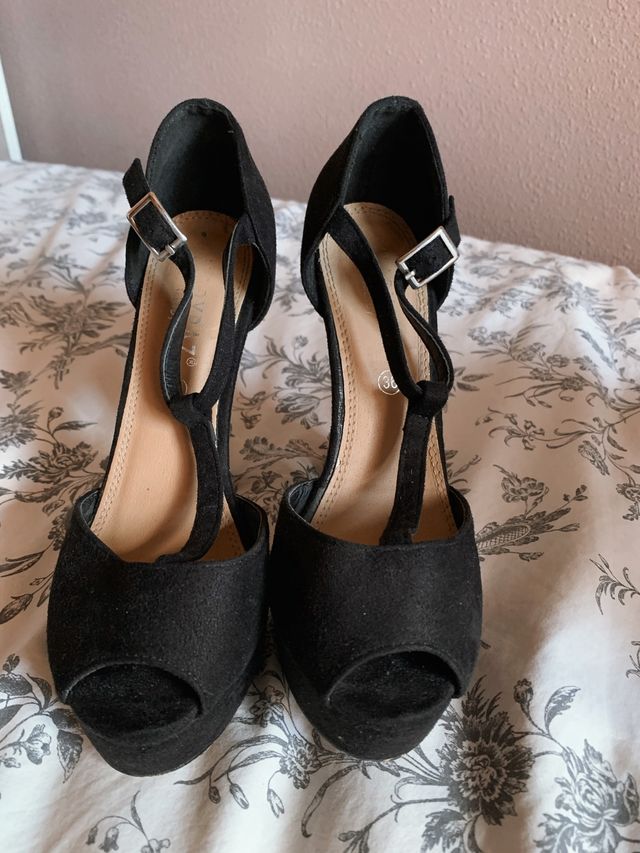 Tacones negros