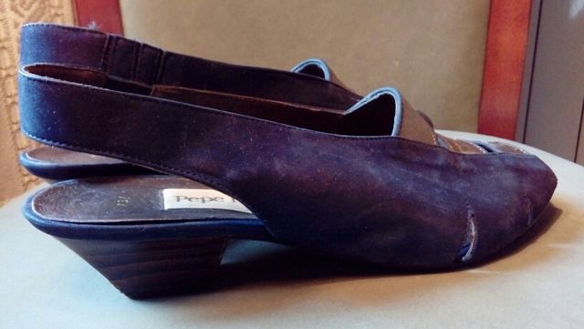 SANDALIAS de ante azul marino y tiras doradas.