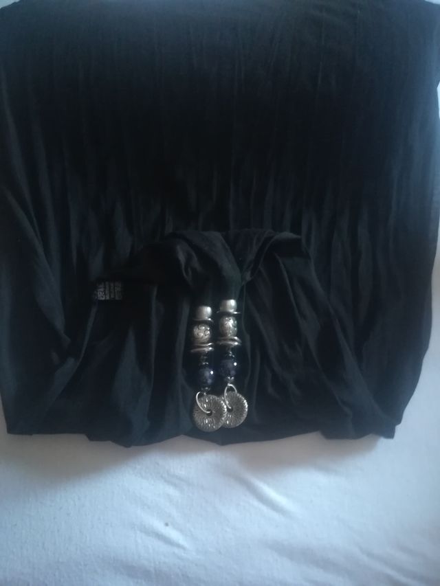 foulard negro con abalorio