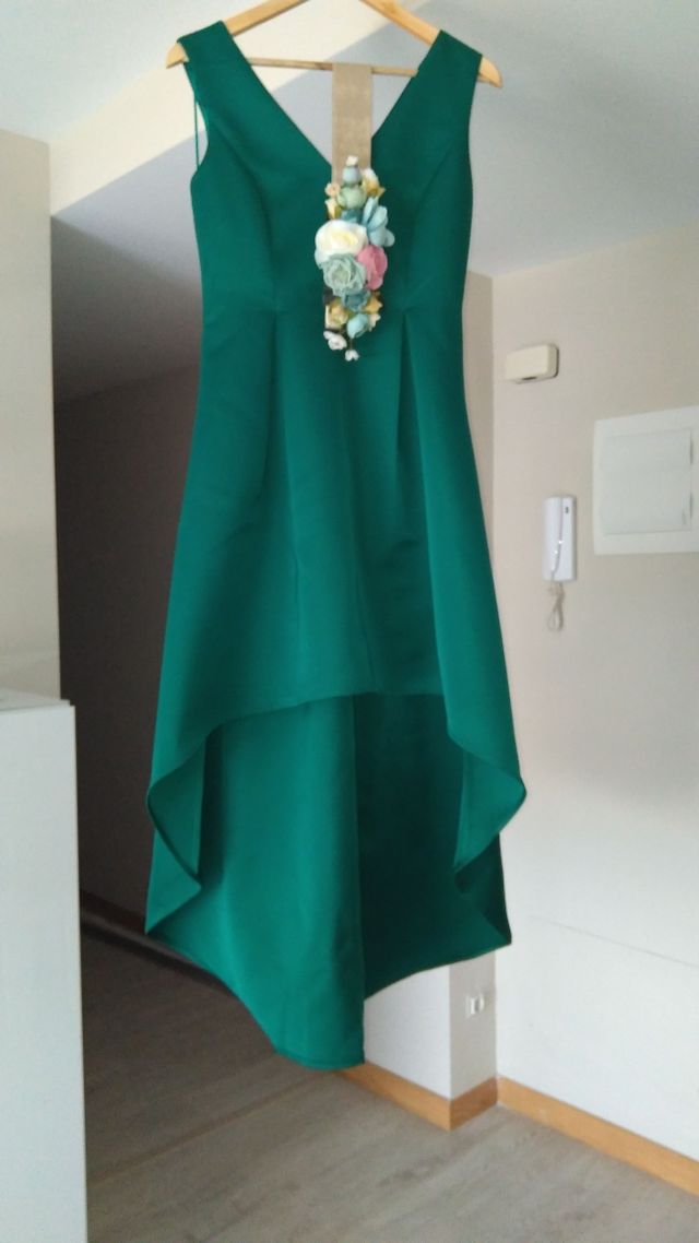 Vestido fiesta con cinturón de flores.