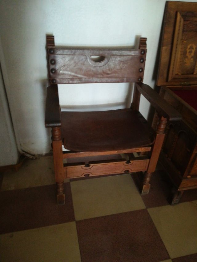 sillas antigua de cuero precio unidad 150e.