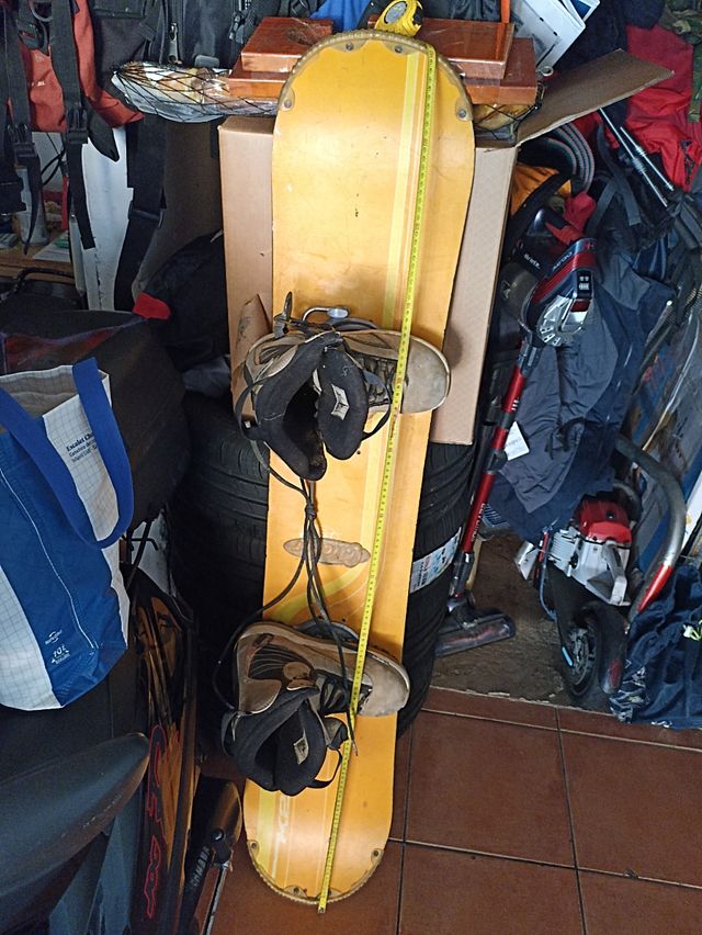 tabla y botas antigua