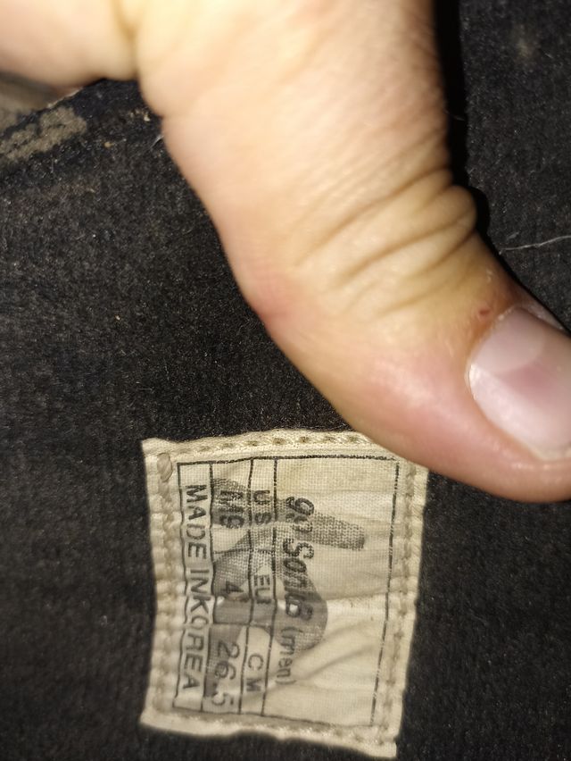 tabla y botas antigua