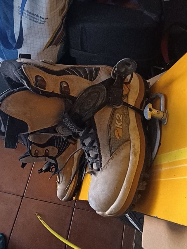 tabla y botas antigua