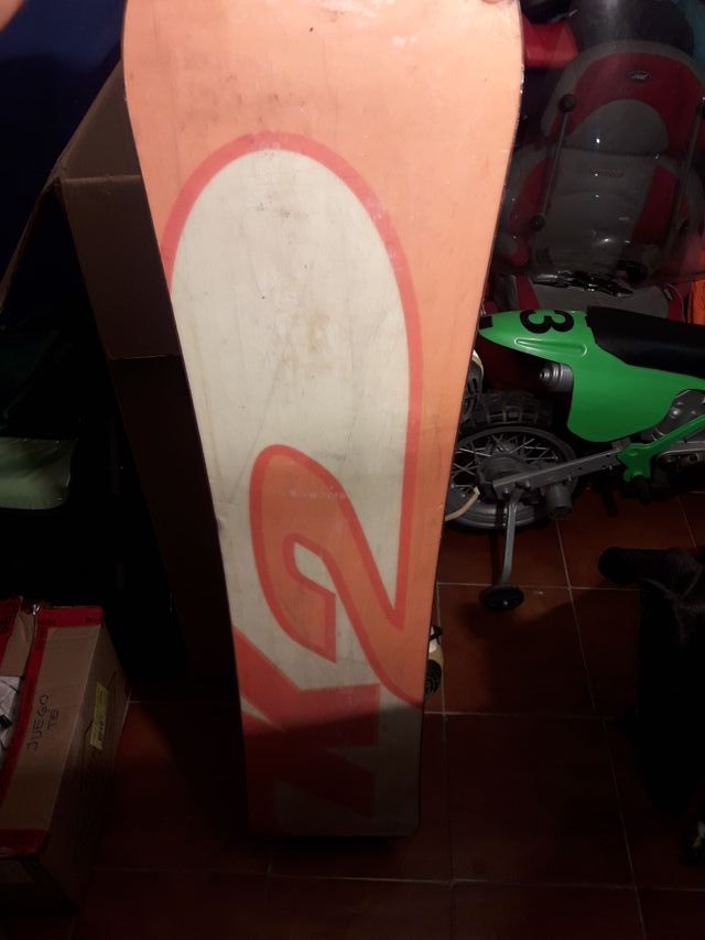 tabla y botas antigua