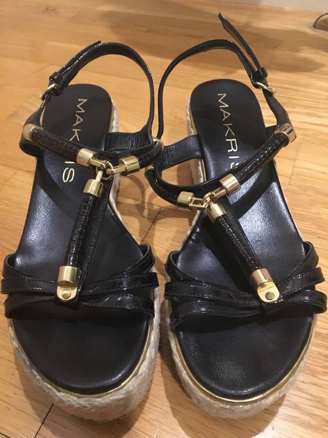 Sandalias doradas y negras