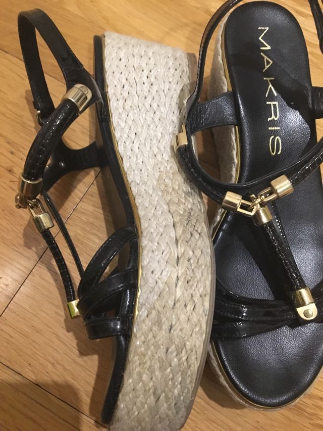 Sandalias doradas y negras