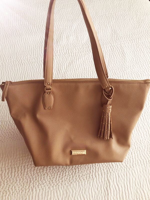 Existe edificio Ahorro Bolso Liu Jo ORIGINAL beige de piel de segunda mano por 35 € en Madrid en WALLAPOP Existe edificio Ahorro Bolso Liu Jo ORIGINAL beige de piel de segunda mano por 35 € en Madrid en WALLAPOP