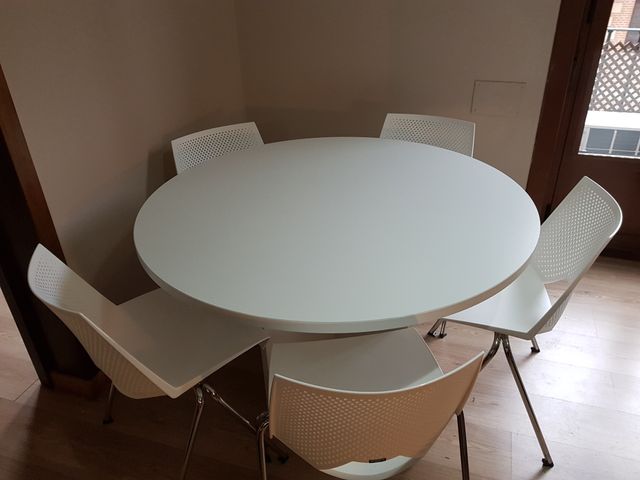Mesa comedor redonda blanca con 4 sillas de segunda mano por 300 ... Mesa comedor redonda blanca con 4 sillas de segunda mano por 300 ...