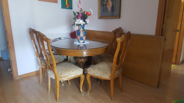 La mesa redonda para comedor y 4 sillas de madera de segunda mano ... La mesa redonda para comedor y 4 sillas de madera de segunda mano ...