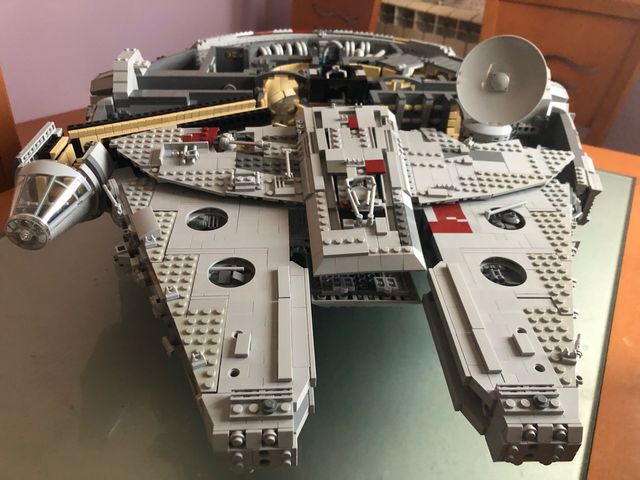 MOC Halcón Milenario con interior