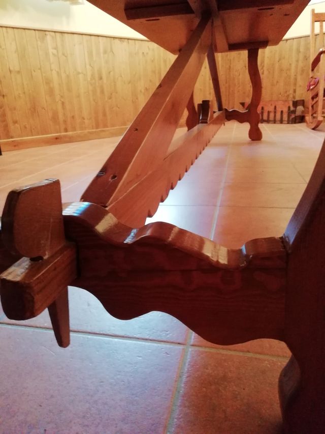 Mesa de madera de pino