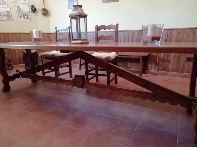 Mesa de madera de pino
