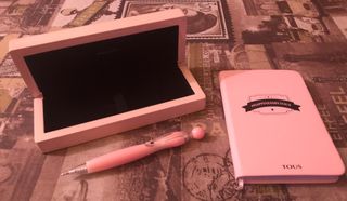 Libreta, estuche y boligrafo Tous