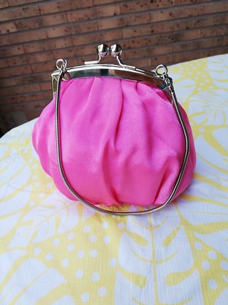 Bolso bombonera rosa fucsia de segunda mano por 10 EUR en Daganzo de Arriba  en WALLAPOP
