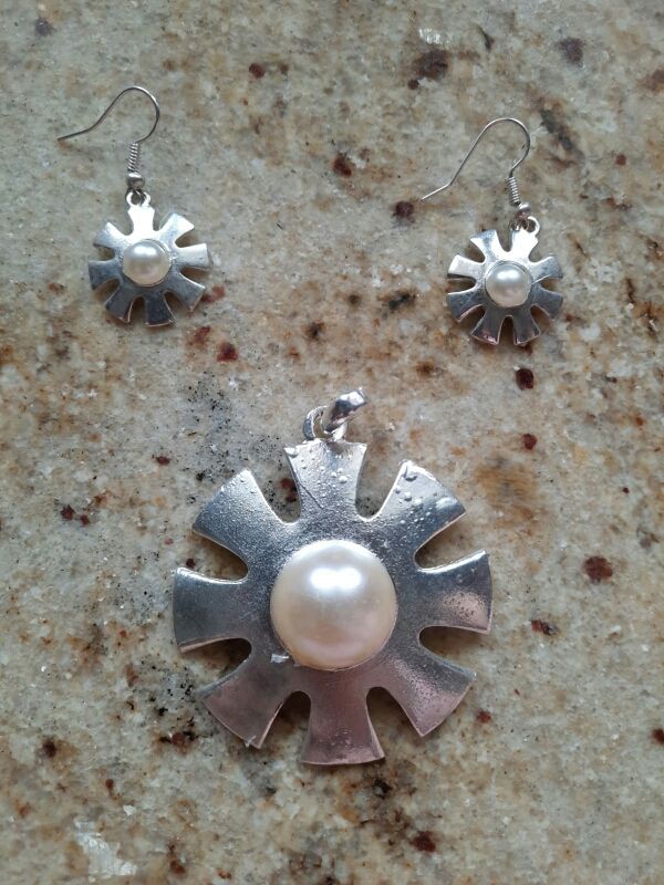 Set di orecchini con gioielli.