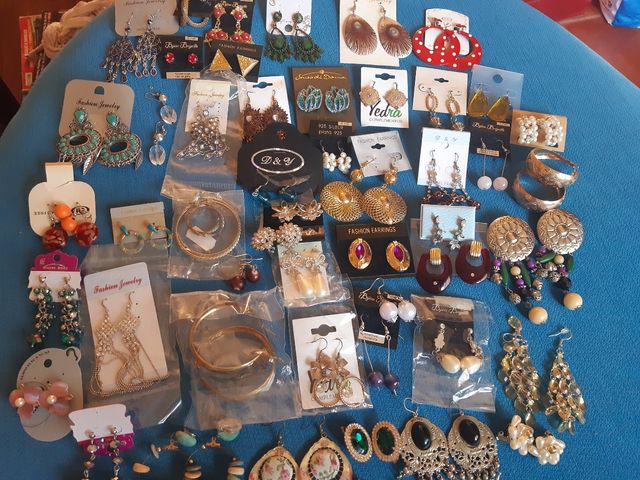 Set di orecchini con gioielli.