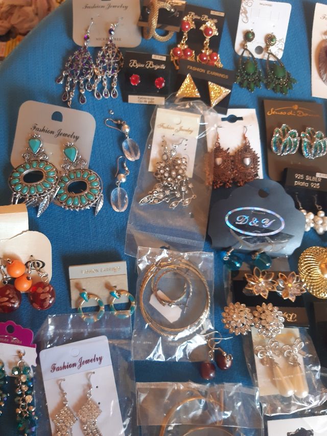 Set di orecchini con gioielli.