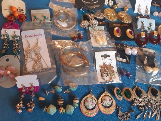 Set di orecchini con gioielli.