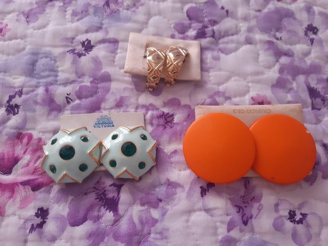 Set di orecchini con gioielli.