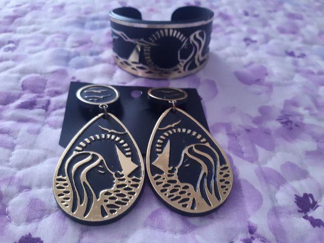 Set di orecchini con gioielli.