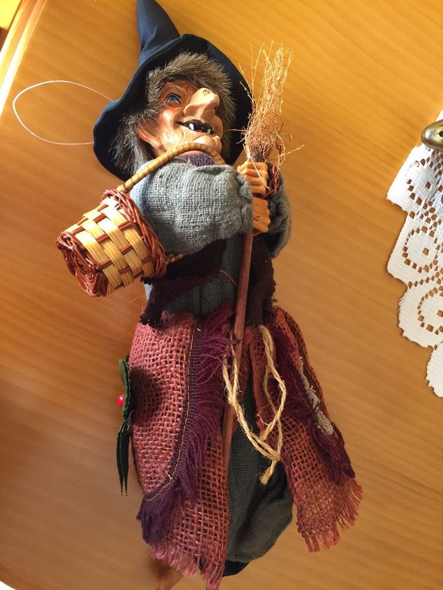 Strega in plastica dura, la scopa è brutta pelata