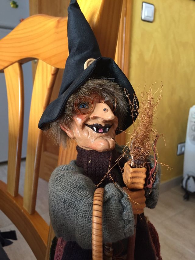 Strega in plastica dura, la scopa è brutta pelata