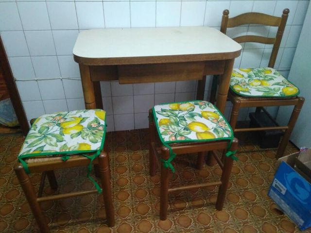 Mesa y sillas de cocina de segunda mano por 60 € en Gijón - wallapop Mesa y sillas de cocina de segunda mano por 60 € en Gijón - wallapop