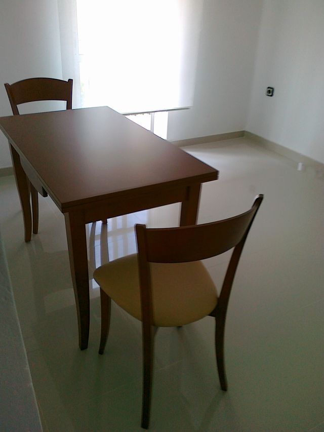 Mesa y 4 sillas cocina madera muy buen estado. de segunda mano por ... Mesa y 4 sillas cocina madera muy buen estado. de segunda mano por ...