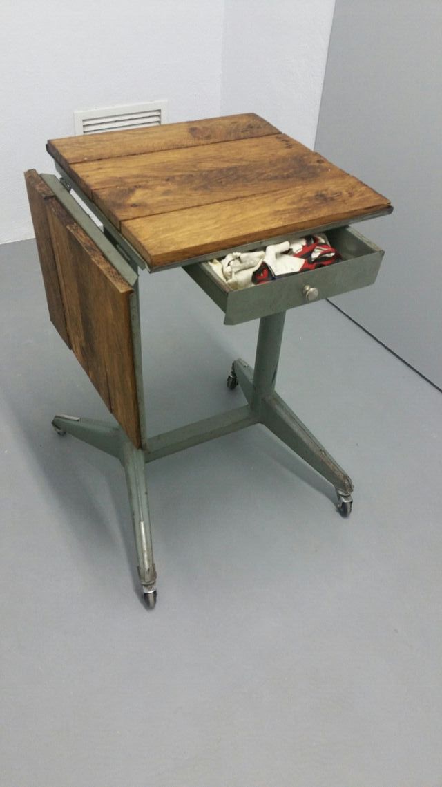 Mesa auxiliar de oficina en hierro de segunda mano por 72 € en Torre ... Mesa auxiliar de oficina en hierro de segunda mano por 72 € en Torre ...