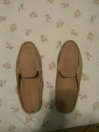 Zapatos abiertos de piel, tacón bajo de segunda mano por 5 EUR en  Granollers en WALLAPOP