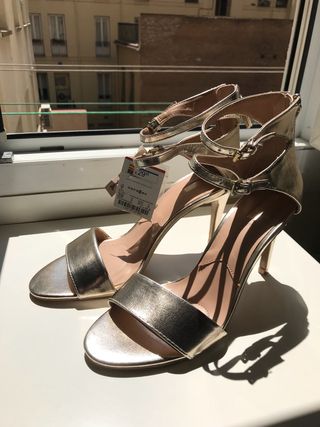 Sandalias doradas Stradivarius de segunda mano por 20 EUR en Madrid en  WALLAPOP