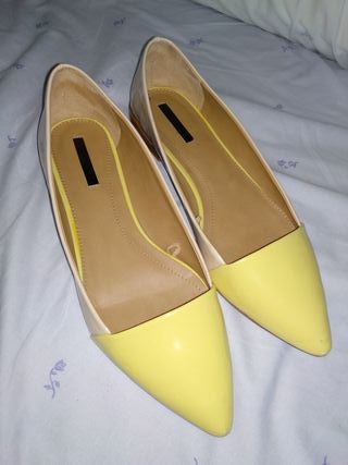 Zapatos planos amarillos y beig de segunda mano por 3 EUR en Montilla en  WALLAPOP
