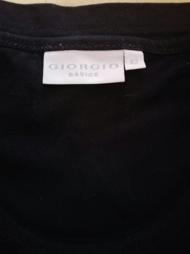 Tres camisetas negras de algodón elásticas