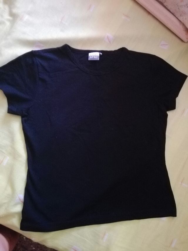 Tres camisetas negras de algodón elásticas