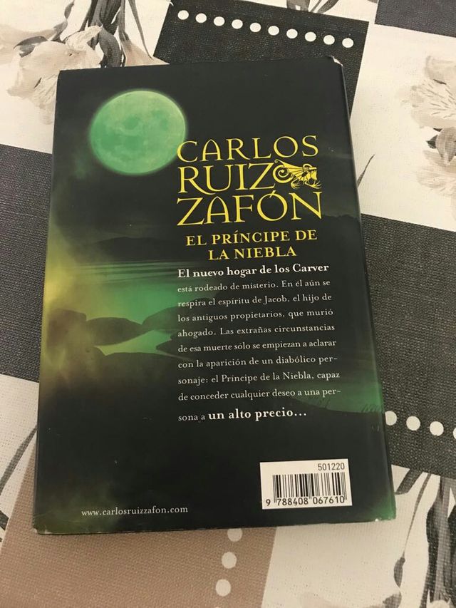 Libro Carlos Ruiz Zafón de segunda mano por 5 € en Toledo en WALLAPOP Libro Carlos Ruiz Zafón de segunda mano por 5 € en Toledo en WALLAPOP