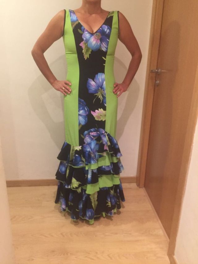 Trajes de flamencas y El Rocío/ 45 € unidad