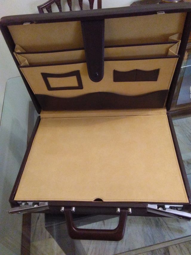 Maletín marrón piel