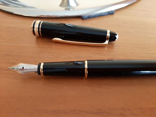 Pluma Montblanc Meisterstück Classique dorado