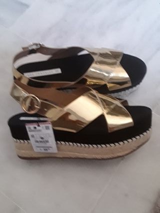 Sandalias plataforma Zara de segunda mano por 20 EUR en Camas en WALLAPOP